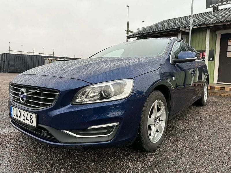 Blå Begagnad 2015 Volvo V60 Ocean Race Kombi | 139 900 kr (Marknadspris) - Bild 1/4