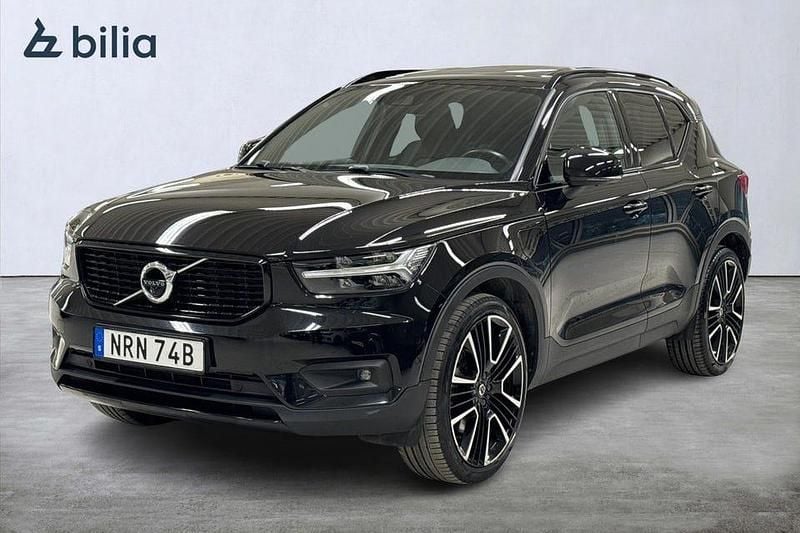 Onyx svart metallic Begagnad 2021 Volvo XC40 R-Design SUV | 339 900 kr (Marknadspris) - Bild 1/4
