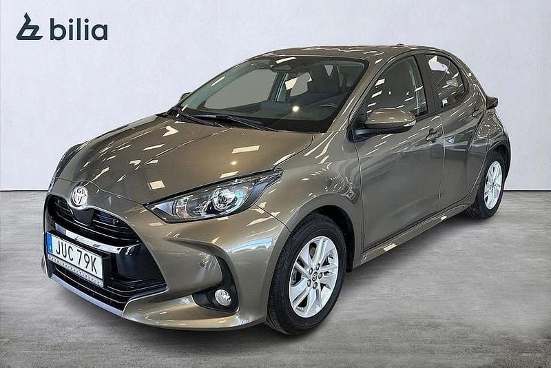 Grön Begagnad 2024 Toyota Yaris Hybrid Active Halvkombi | 249 900 kr (Marknadspris) - Bild 1/3