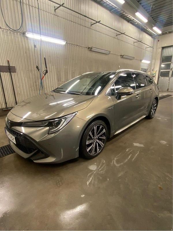 Grön Begagnad 2021 Toyota Corolla Style Kombi | 250 000 kr (Marknadspris) - Bild 1/4