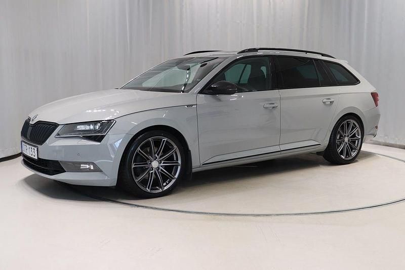 Grå Begagnad 2018 Skoda Superb SportLine Kombi | 278 900 kr (Lite dyr) - Bild 1/4