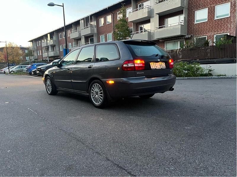 Grå Begagnad 2003 Volvo V40 Kombi | 24 500 kr (Marknadspris) - Bild 1/4