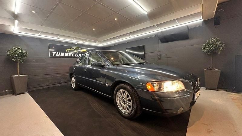 Blå Begagnad 2005 Volvo S60 Kinetic Sedan | 65 900 kr (Lite dyr) - Bild 1/4