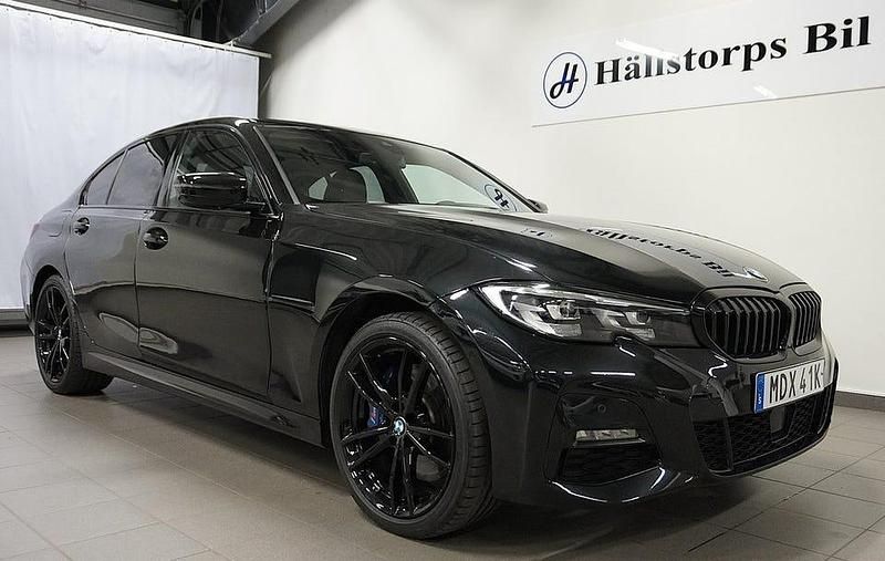 Svart Begagnad 2021 BMW 330 M Sport Sedan | 369 900 kr - Bild 1/4