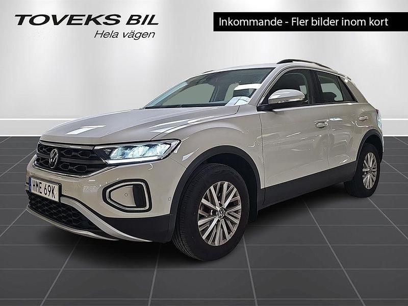 Grå (ascot grey) Begagnad 2023 VW T-Roc Life SUV | 269 900 kr (Bra pris) - Bild 1/4