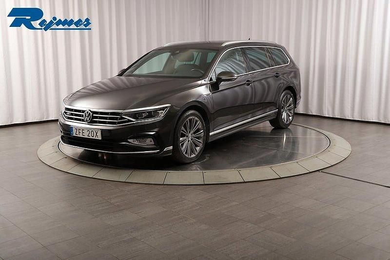 Mörkgrå (grå) Begagnad 2021 VW Passat GT Kombi | 279 800 kr (Bra pris) - Bild 1/4