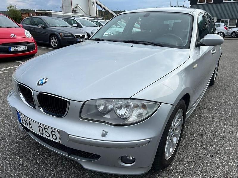 Ljusgrå Begagnad 2005 BMW 116 Advantage Halvkombi | 29 999 kr (Bra pris) - Bild 1/4