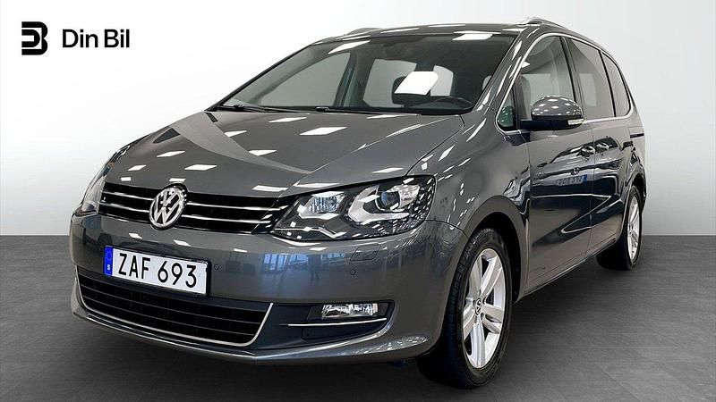 Mörkgrå Begagnad 2017 VW Sharan GT Minibuss | 289 800 kr (Lite dyr) - Bild 1/4