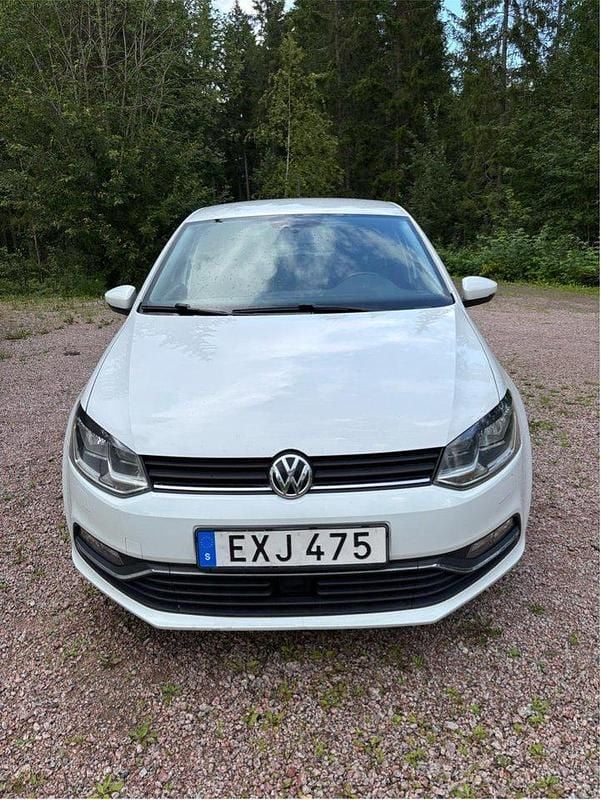 Vit Begagnad 2015 VW Polo Halvkombi | 74 000 kr (Marknadspris) - Bild 1/4