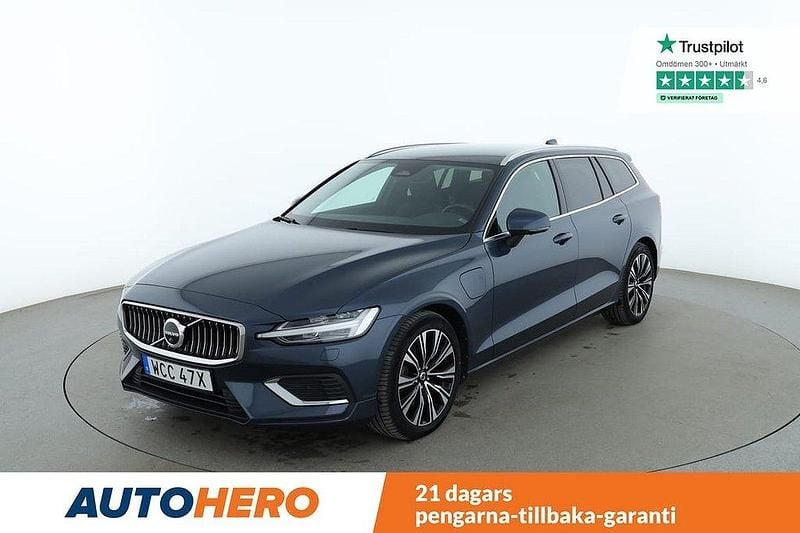 Mörkblå Begagnad 2022 Volvo V60 Core Kombi | 406 000 kr (Marknadspris) - Bild 1/4