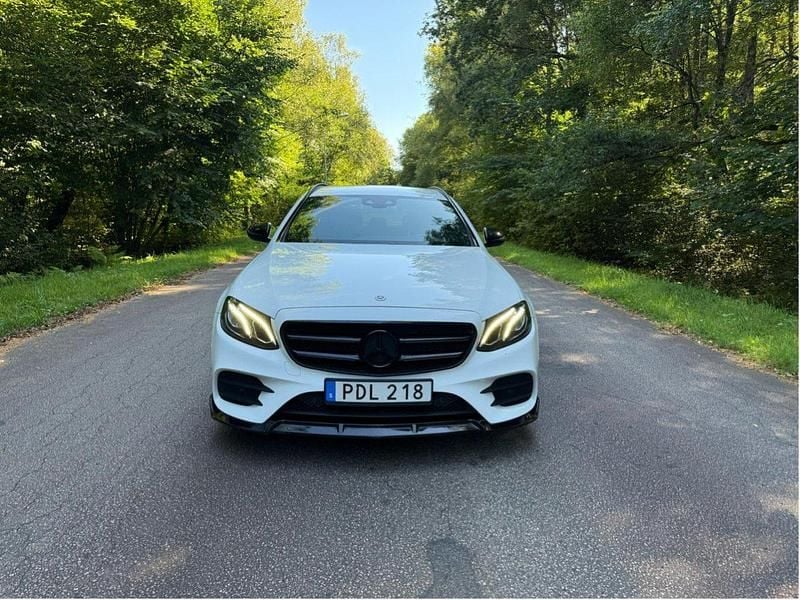Vit Begagnad 2017 Mercedes E220 AMG line Kombi | 239 900 kr (Bra pris) - Bild 1/4