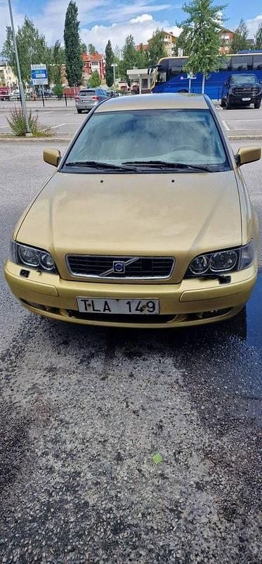 Gul Begagnad 2003 Volvo S40 Sedan | 18 000 kr (Marknadspris) - Bild 1/4