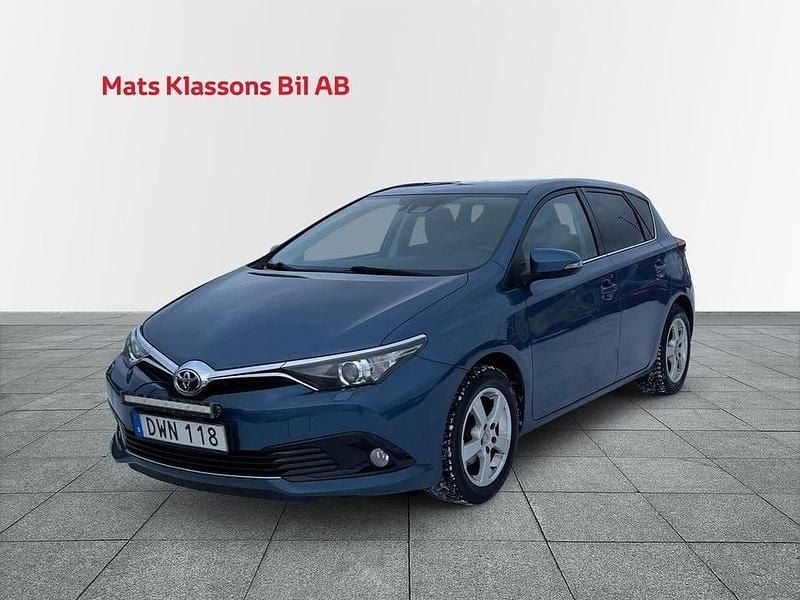 Blå Begagnad 2016 Toyota Auris Active Halvkombi | 119 000 kr (Marknadspris) - Bild 1/4