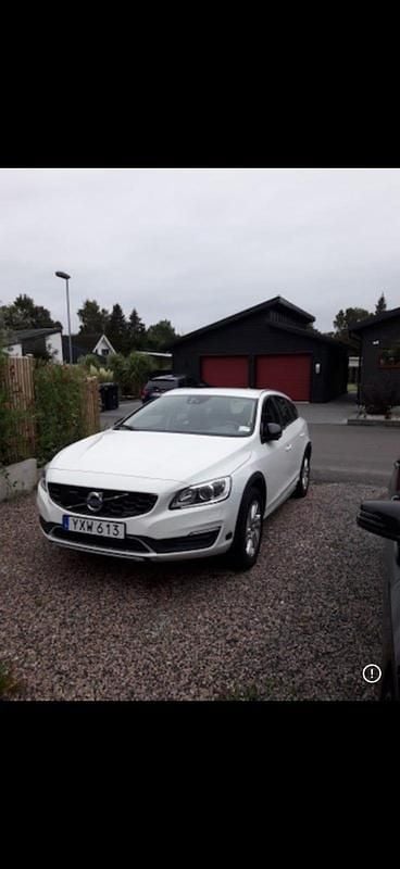 Vit Begagnad 2018 Volvo V60 CC Kombi | 165 000 kr (Superpris) - Bild 1/3