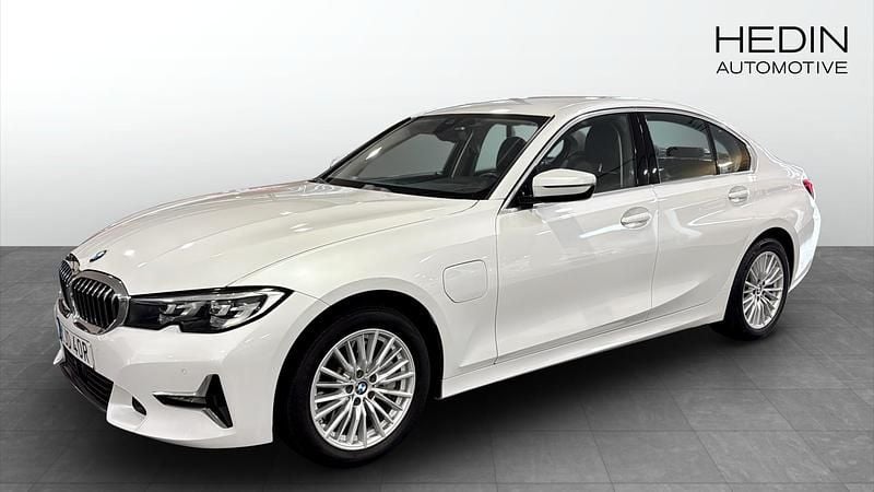 Vit (white) Begagnad 2020 BMW 330e Luxury Line Sedan | 219 900 kr (Marknadspris) - Bild 1/4