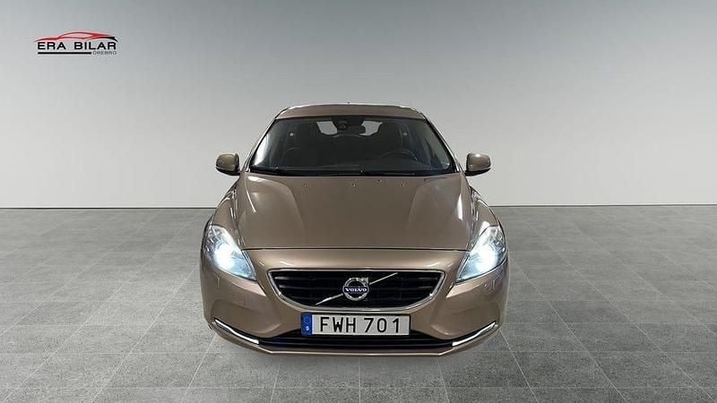 Begagnad Volvo V40 Momentum 120 HK (88 kW) 2016 Brun Halvkombi
