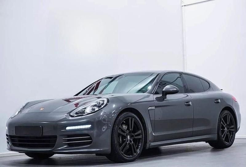 Grå metallic Begagnad 2014 Porsche Panamera 4 Sport Sedan | 369 000 kr (Marknadspris) - Bild 1/4