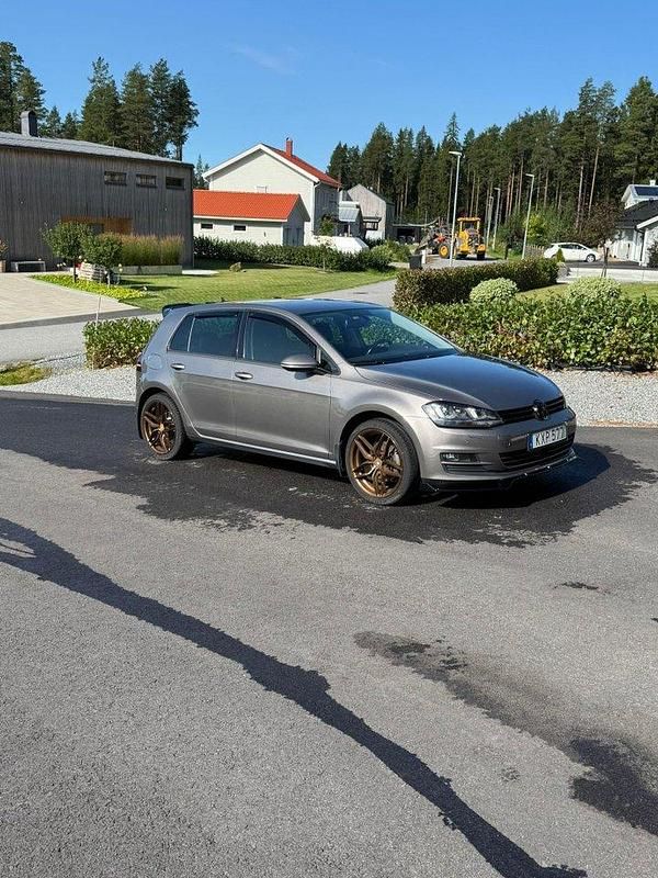Grå Begagnad 2016 VW Golf VII Halvkombi | 149 900 kr (Lite dyr) - Bild 1/4