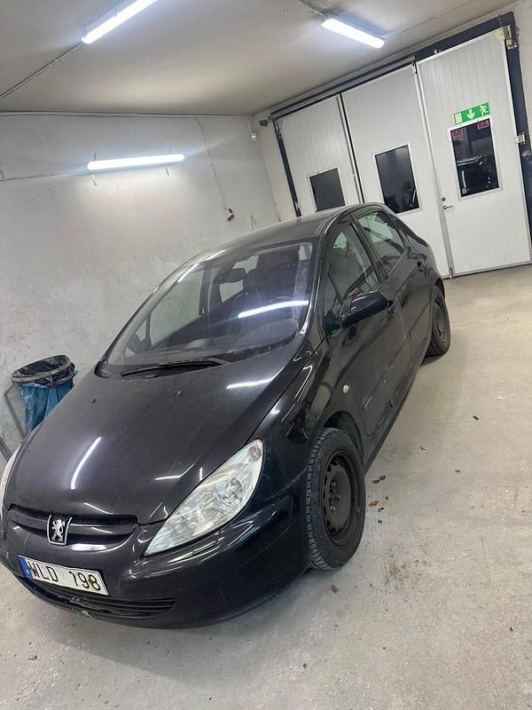 Begagnad 2005 Peugeot 307 Halvkombi | 14 000 kr (Marknadspris) - Bild 1/4