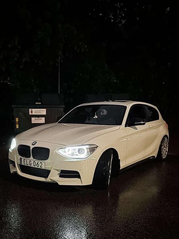 Vit Begagnad 2013 BMW M135 Advantage Halvkombi | 230 000 kr (Lite dyr) - Bild 1/4