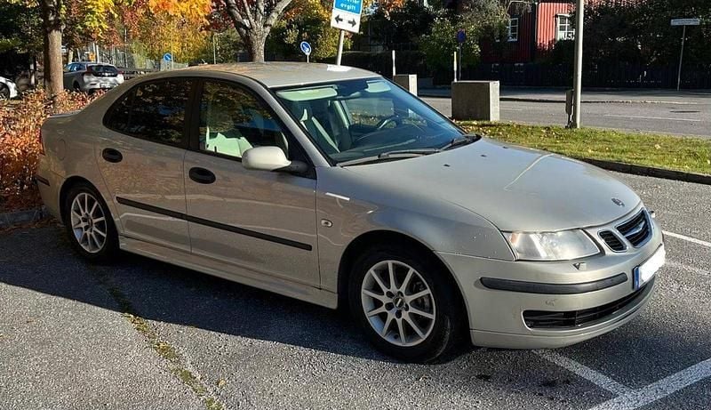 Grå Begagnad 2005 Saab 9-3 Sedan | 33 000 kr (Marknadspris) - Bild 1/4