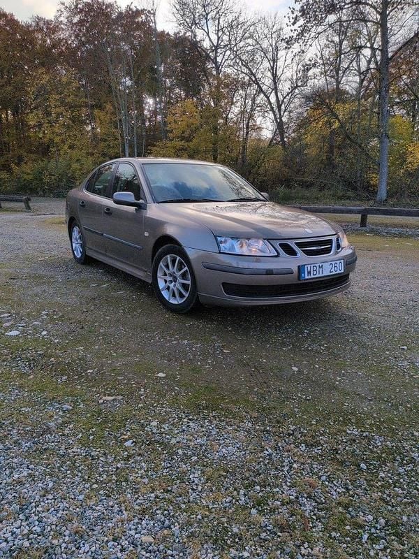 Brun Begagnad 2004 Saab 9-3 Sedan | 32 000 kr (Marknadspris) - Bild 1/4