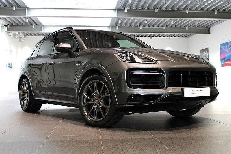 Grå (quarzite grey metallic) Begagnad 2021 Porsche Cayenne SUV | 775 000 kr (Marknadspris) - Bild 1/4