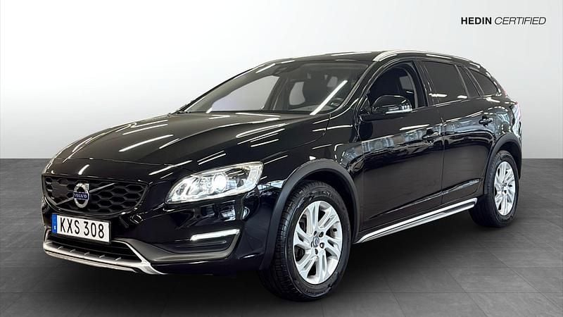 Svart (black) Begagnad 2016 Volvo V60 CC Momentum Kombi | 234 900 kr (Marknadspris) - Bild 1/4