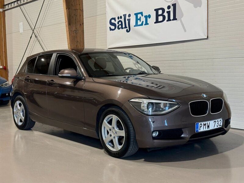 Brun Begagnad 2014 BMW 118 Halvkombi | 114 900 kr (Bra pris) - Bild 1/4