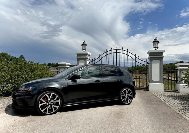 Begagnad 2017 VW Golf VII GTI Clubsport Halvkombi | 249 000 kr (Marknadspris) - Bild 1/4