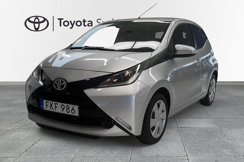 Silver Begagnad 2017 Toyota Aygo Halvkombi | 78 000 kr (Marknadspris) - Bild 1/3