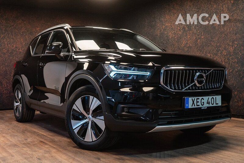 Svart Begagnad 2021 Volvo XC40 Momentum SUV | 298 500 kr (Marknadspris) - Bild 1/4