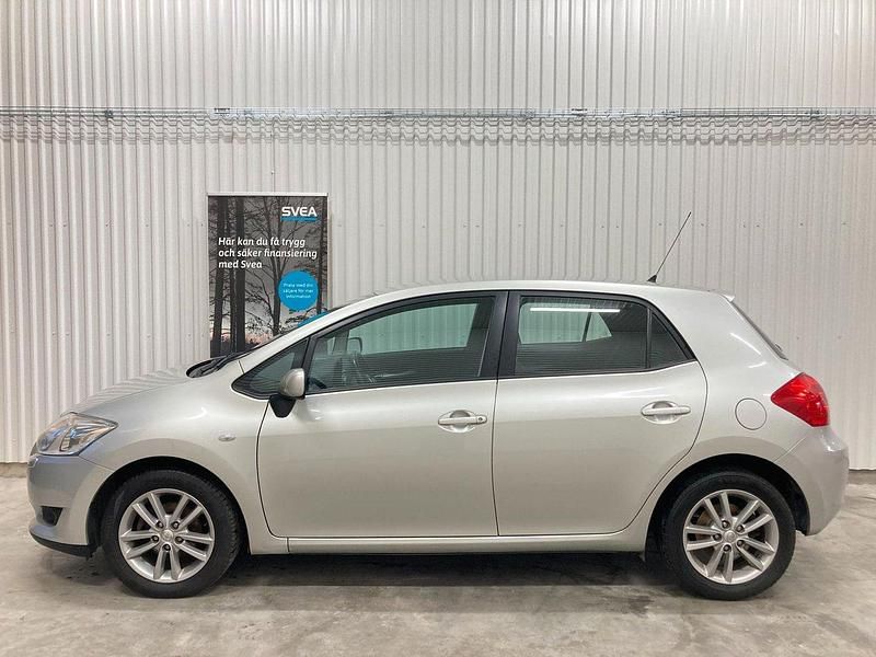 Silver Begagnad 2009 Toyota Auris Halvkombi | 34 900 kr (Marknadspris) - Bild 1/4