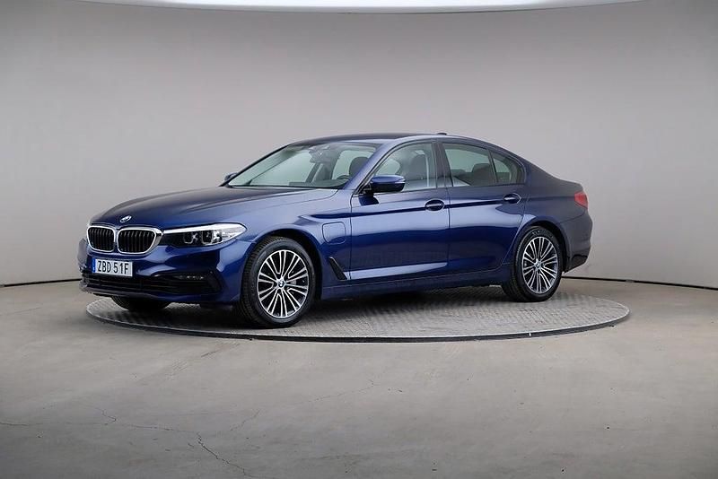 Blå Begagnad 2019 BMW 530e iPerformance Sedan | 265 000 kr - Bild 1/4