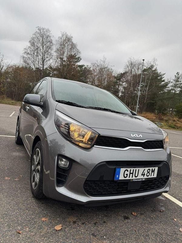 Grå Begagnad 2022 Kia Picanto Advance Halvkombi | 146 000 kr (Marknadspris) - Bild 1/4