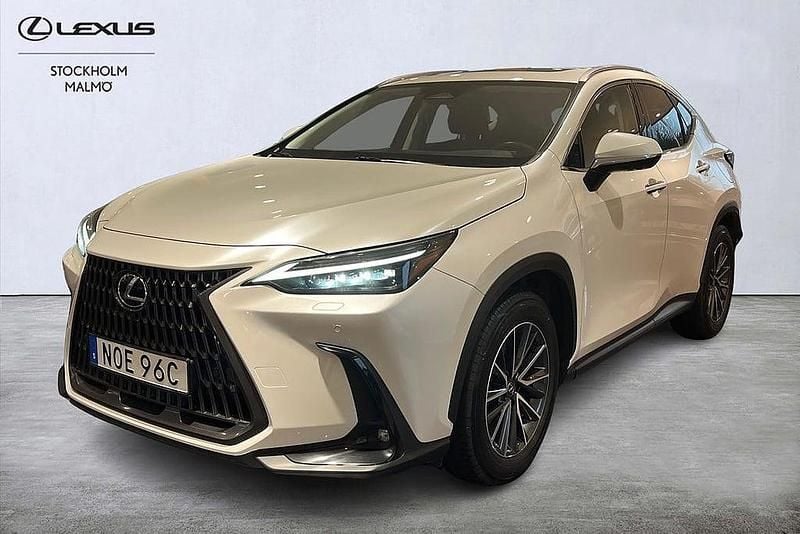 Vit Begagnad 2023 Lexus NX450h+ Executive Line SUV | 559 000 kr (Marknadspris) - Bild 1/4
