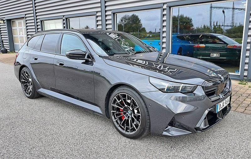Grå Begagnad 2025 BMW M5 Shadowline Kombi | 1 599 900 kr - Bild 1/4