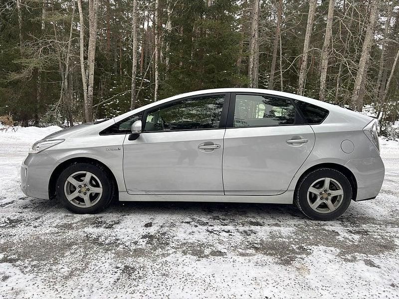 Begagnad Toyota Prius 136 HK (100 kW) 2012 Silver Halvkombi