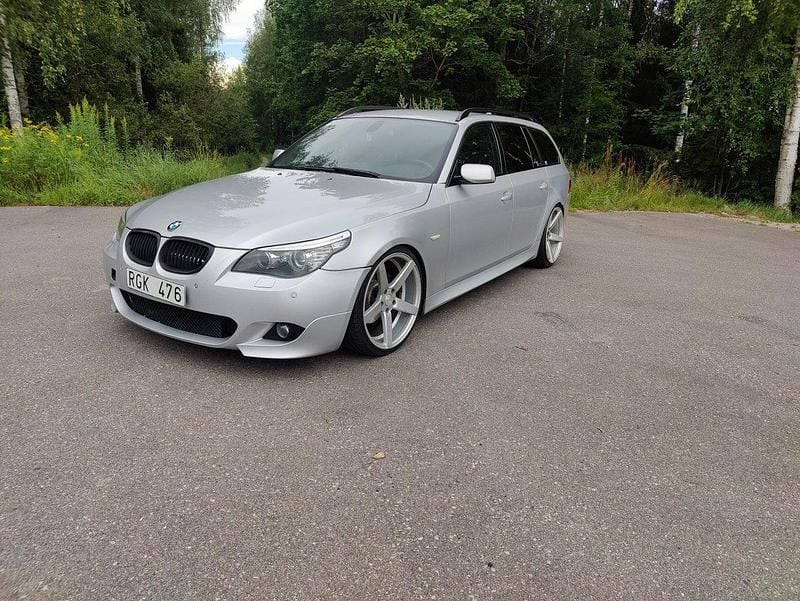 Grå Begagnad 2008 BMW 525 M Sport Kombi | 75 000 kr (Marknadspris) - Bild 1/4