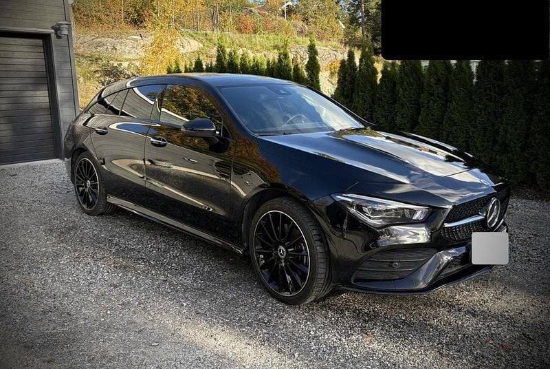 Svart Begagnad 2023 Mercedes CLA250e AMG line Sedan | 380 000 kr (Marknadspris) - Bild 1/4