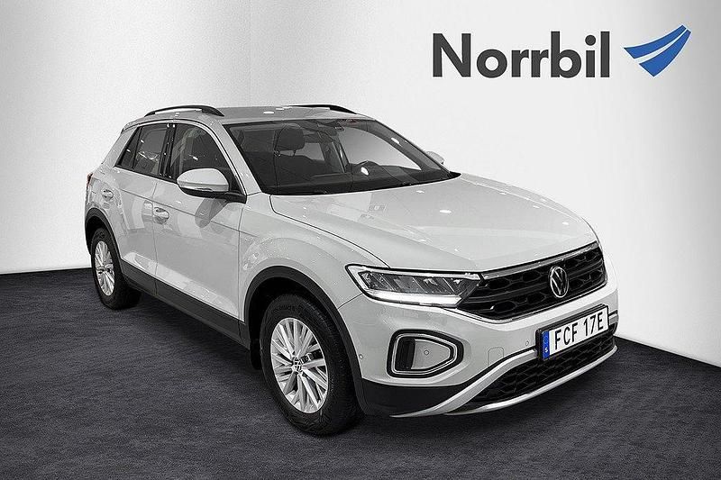 Grå (ascot grey) Begagnad 2022 VW T-Roc Life SUV | 254 900 kr (Marknadspris) - Bild 1/4