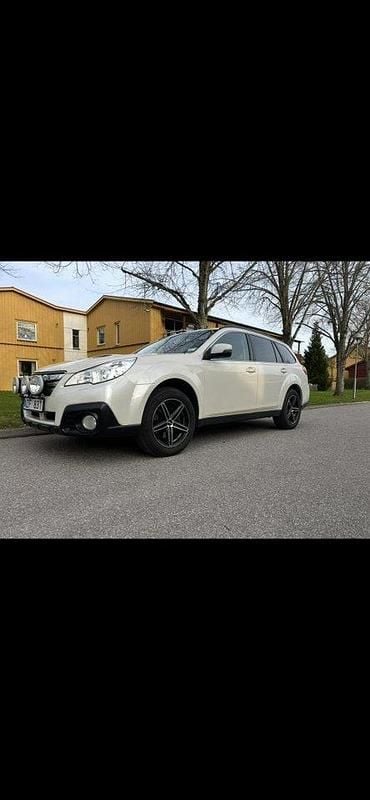 Vit Begagnad 2014 Subaru Outback Kombi | 81 000 kr (Marknadspris) - Bild 1/4