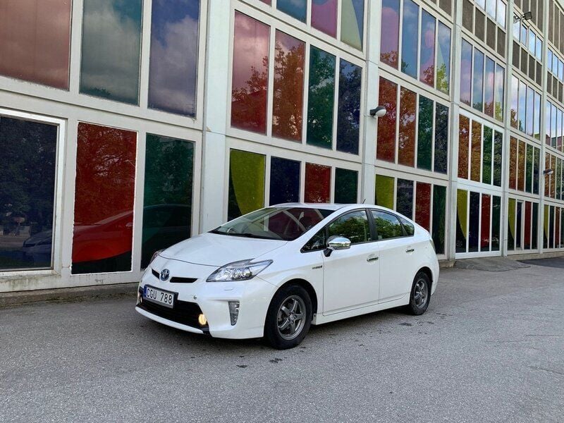 Vit Begagnad 2012 Toyota Prius Executive Halvkombi | 199 900 kr (Dyr) - Bild 1/4
