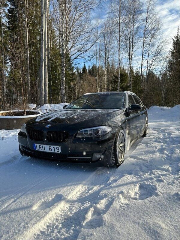Svart Begagnad 2011 BMW 520 Kombi | 106 000 kr (Marknadspris) - Bild 1/4