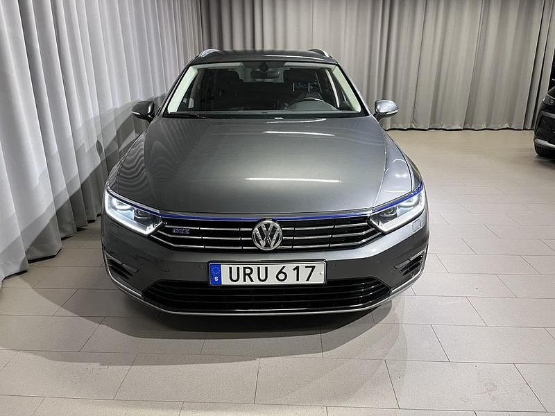 Begagnad VW Passat Executive 220 HK (161 kW) 2017 Grå Kombi