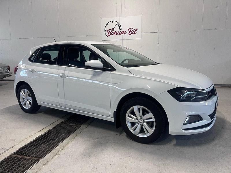 Vit Begagnad 2018 VW Polo Halvkombi | 152 000 kr (Marknadspris) - Bild 1/4