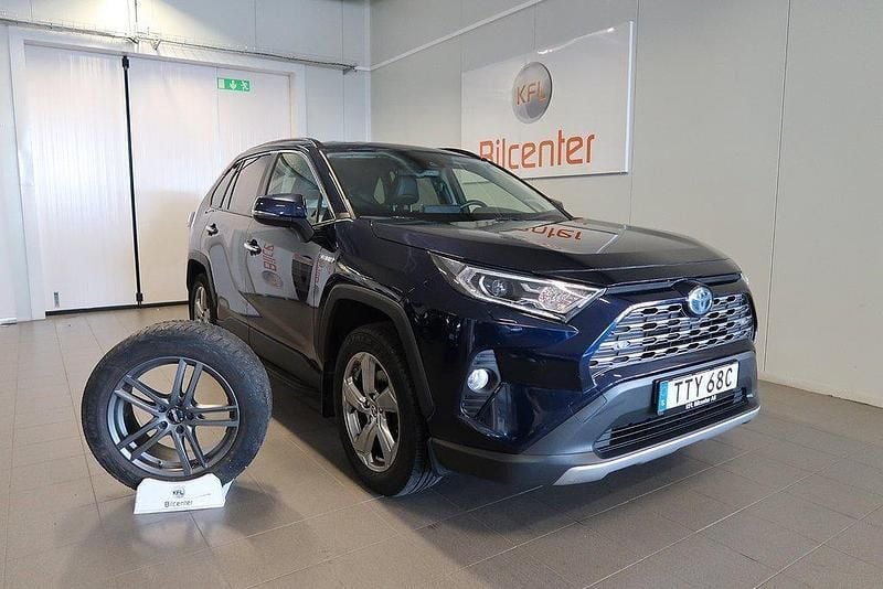 Mörkblå Begagnad 2020 Toyota RAV4 Hybrid Executive SUV | 349 900 kr (Marknadspris) - Bild 1/3