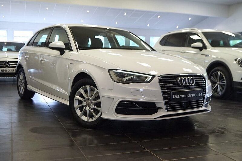 Vit Begagnad 2015 Audi A3 Sportback e-tron Sedan | 159 900 kr (Bra pris) - Bild 1/4