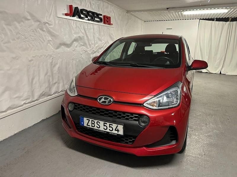 Röd Begagnad 2017 Hyundai i10 Comfort Halvkombi | 89 900 kr (Marknadspris) - Bild 1/4