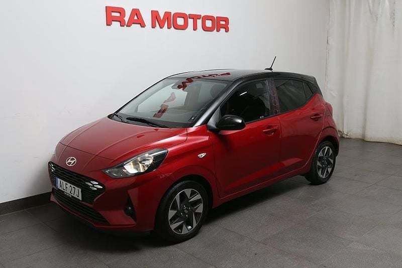 Begagnad Hyundai i10 Essential 67 HK (49 kW) 2023 Röd Halvkombi